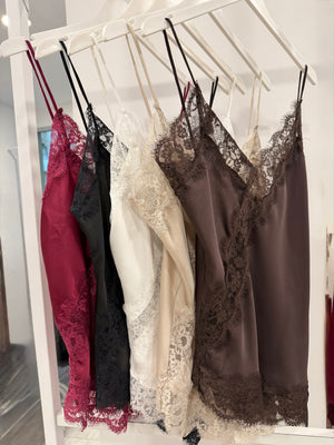 LACE TEMPTATION - сатенен потник с дантела