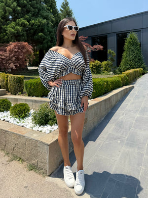 Set Kylie – kratka majica z V-izrezom in krilo-hlače