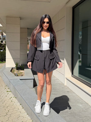 BLACK PINSTRIPE SKORT SET - Kratko sako in krilo-hlače