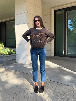 Mom Fit Jeans – сини дънки с кафяви гайки