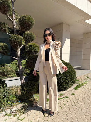 ROSE BEIGE SUIT - Костюм сако с цвете и панталон