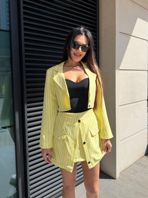 YELLOW PINSTRIPE SKORT SET - Късо сако и пола-панталонки