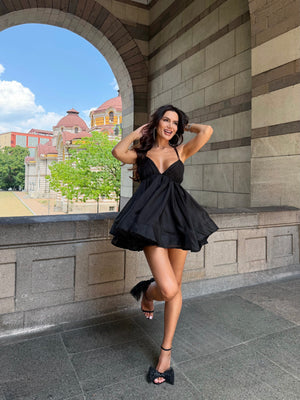 LOLA DRESS – Zračna mini obleka z odprtim hrbtom
