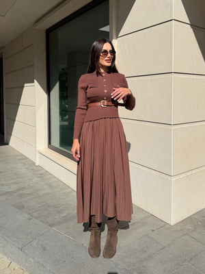 MOCHA PLEATED DRESS – дълга рокля плисе с колан