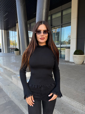 LACE KNIT TOP – плетена блуза с дантелени детайли