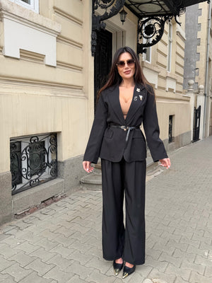 Ready To Go Suit - Костюм с колан и брошки