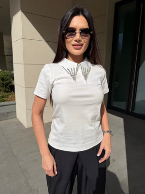 CRYSTAL COLLAR TEE 2 - Majica s kristalnim ovratnikom